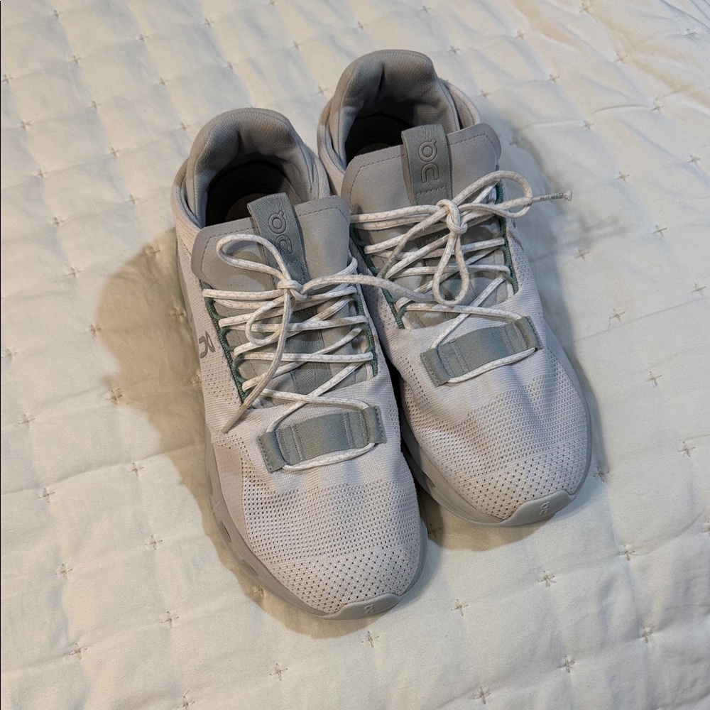 ON Men's Athletic Shoes - White and Gray